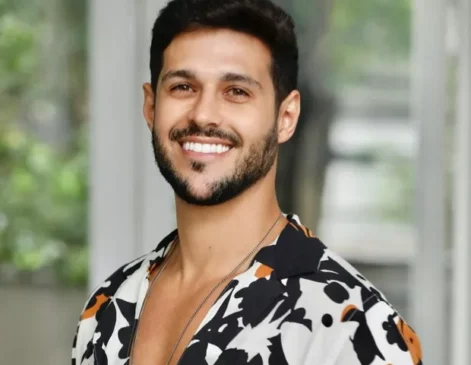 O influenciador digital detalhou como o trauma afetou sua vida adulta e sexual, além de revelar que seu irmão sofreu com a mesma agressora antes da separação da família