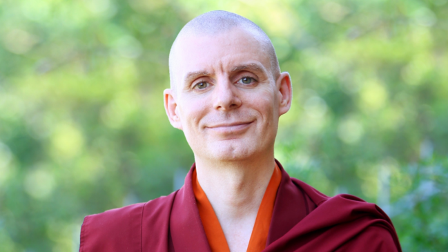 Lama Rinchen explicando sobre a insatisfação e o vazio emocional
