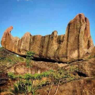 A Pedra do Navio possui cerca de 10 metros de altura e pesa 300 toneladas. /Reprodução