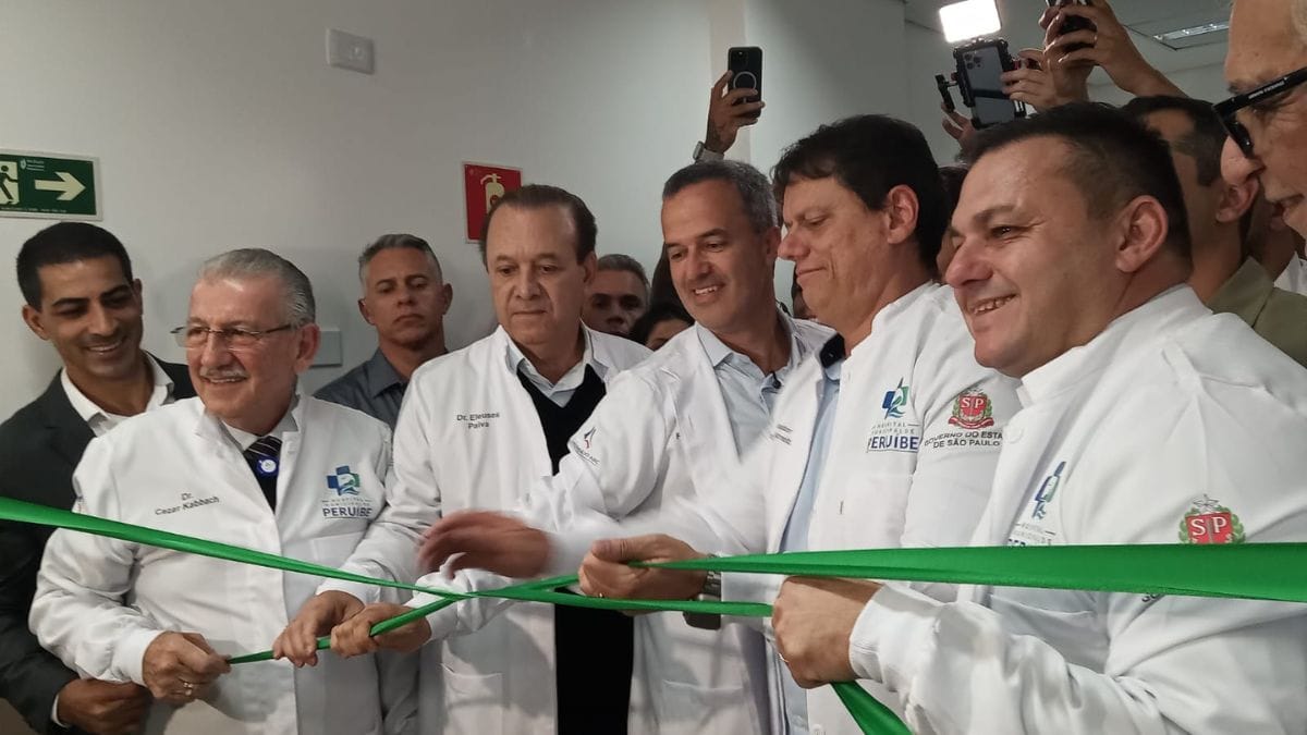 Governador Tarcísio de Freitas inaugurando Hospital Municipal de Peruíbe ao lado do prefeito Felipe Bernardo
