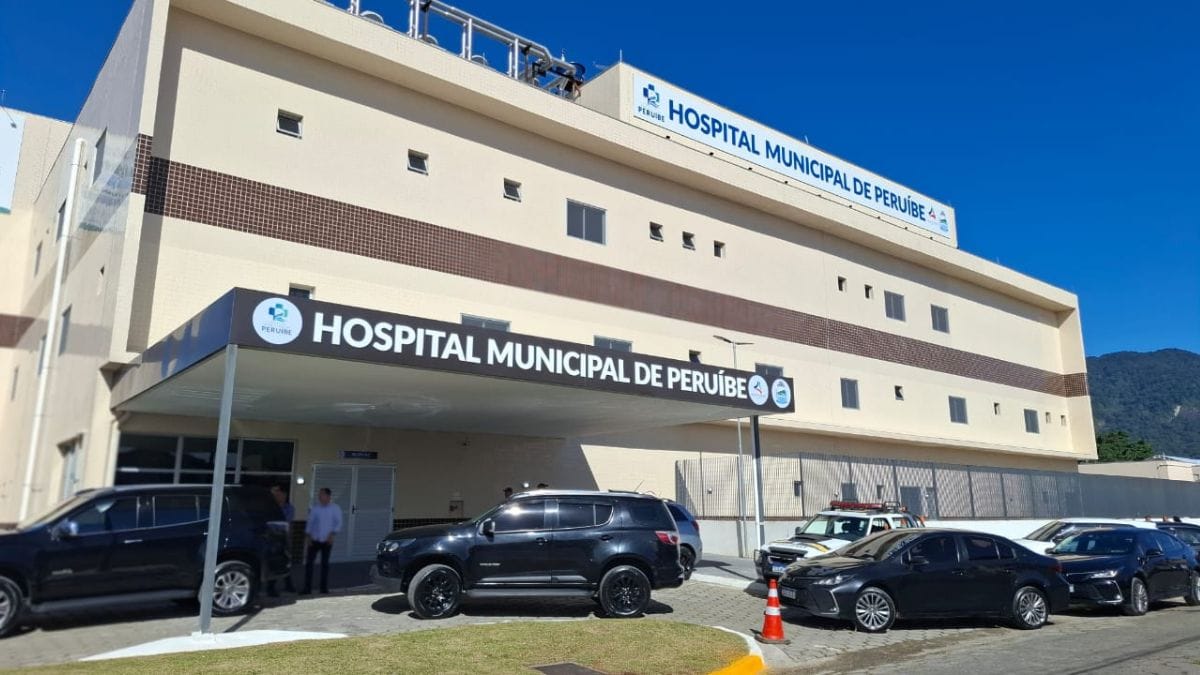 Fachada do Hospital de Peruíbe com carros estacionados na sua frente