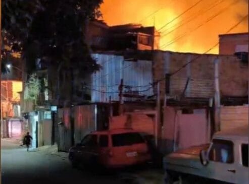 Incêndio de grandes proporções engole a comunidade de Paraisópolis, na Zona Sul de SP