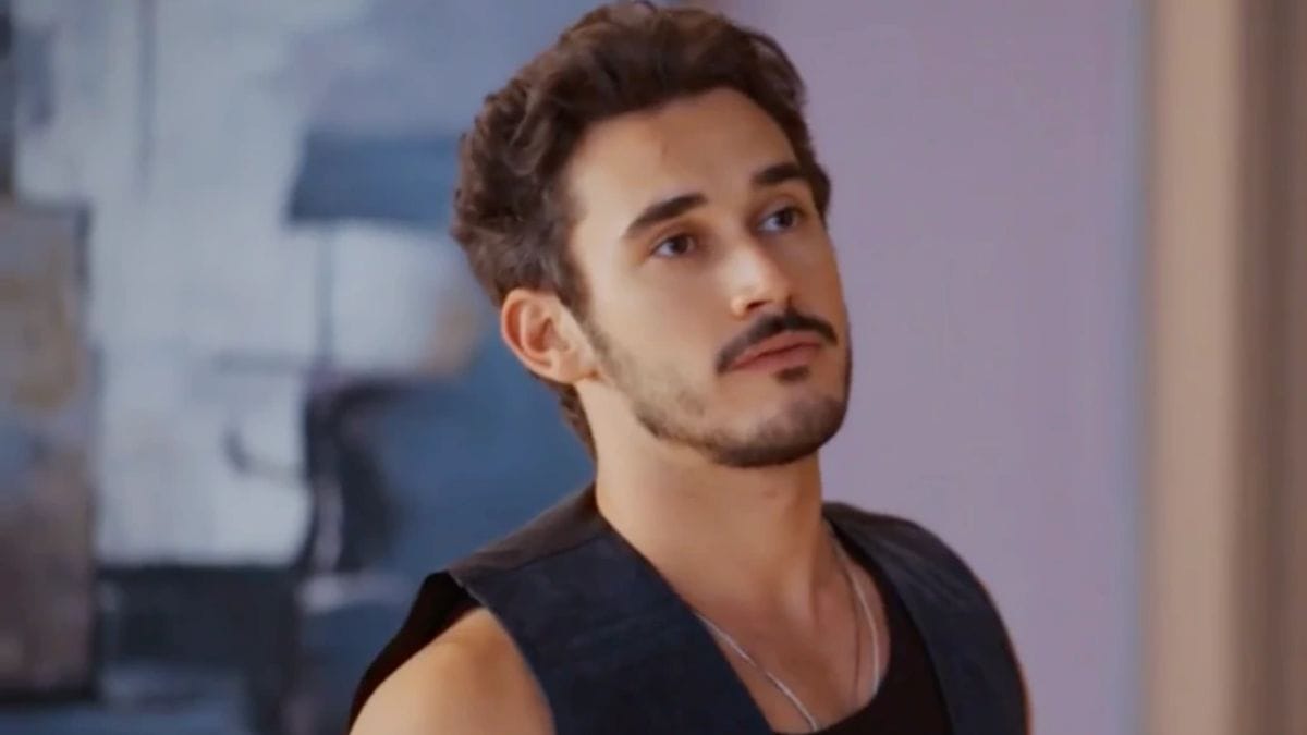 O ator Filipe Bragança encena na novela da TV Globo