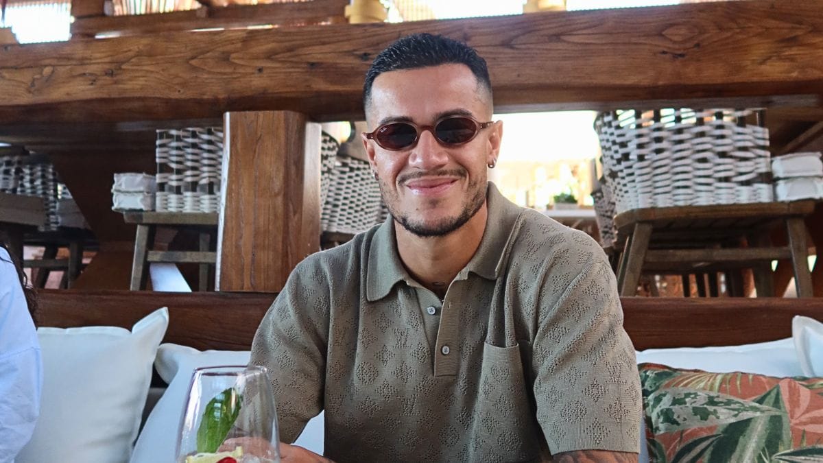 O meia-campista Philippe Coutinho posa em foto