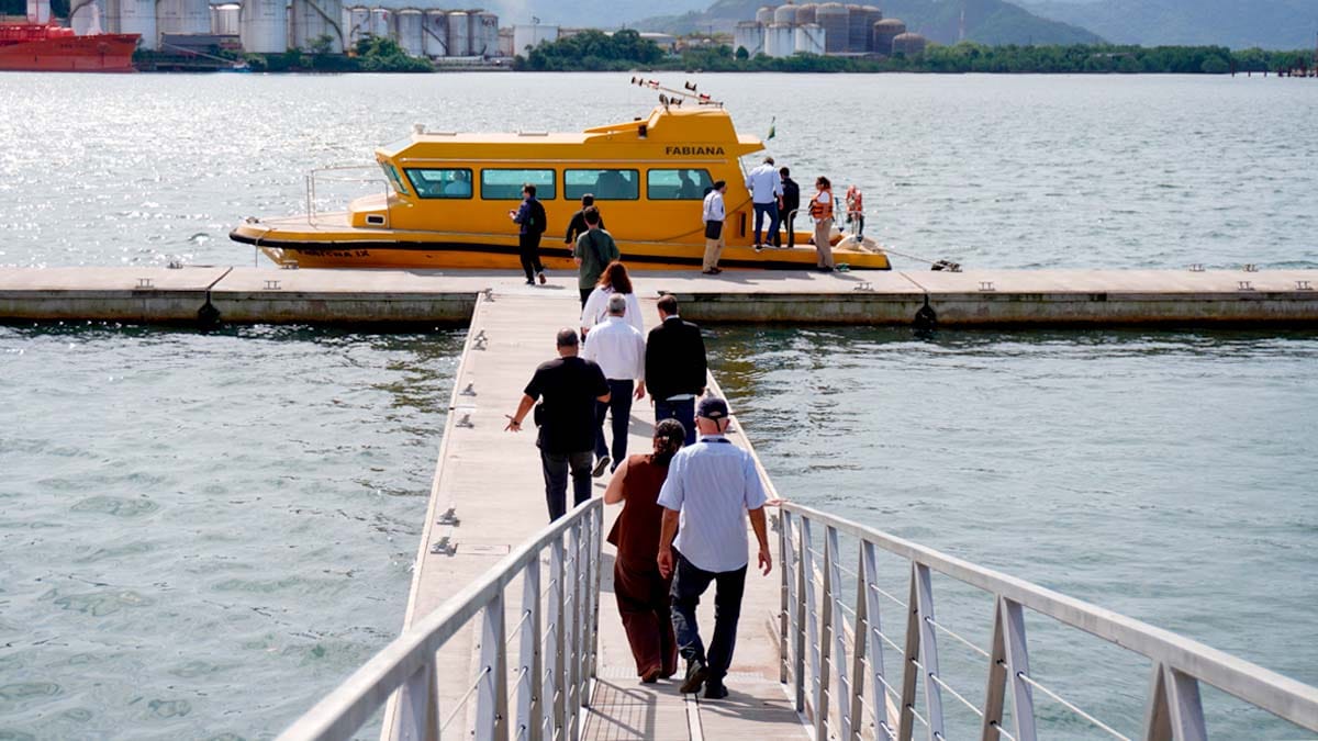 Passageiros embarcando em uma das lanchas da Fabiana Transportes Marítimos