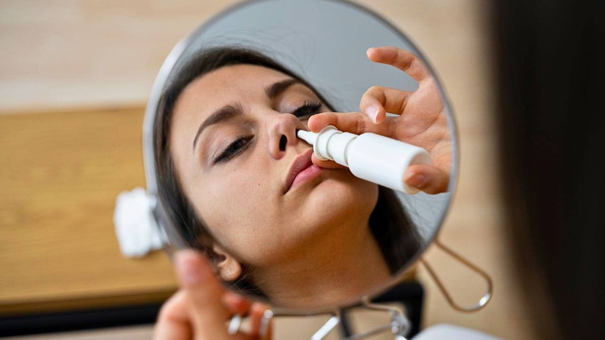 Mulher faz lavagem nasal com spray