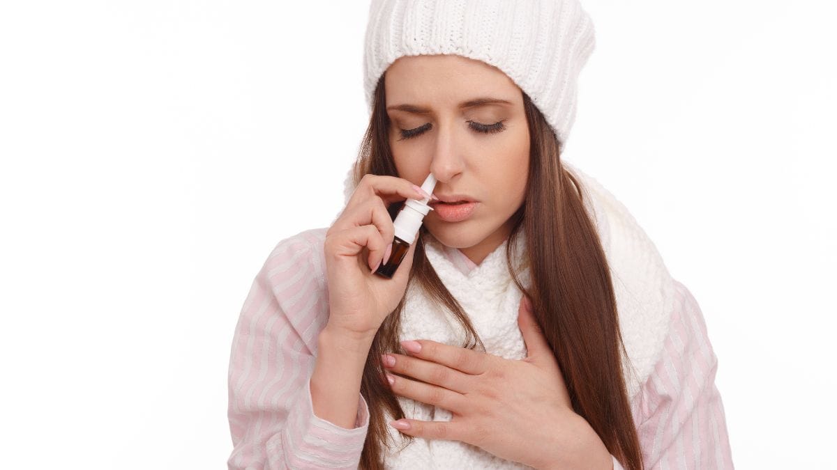 Mulher faz lavagem nasal com spray