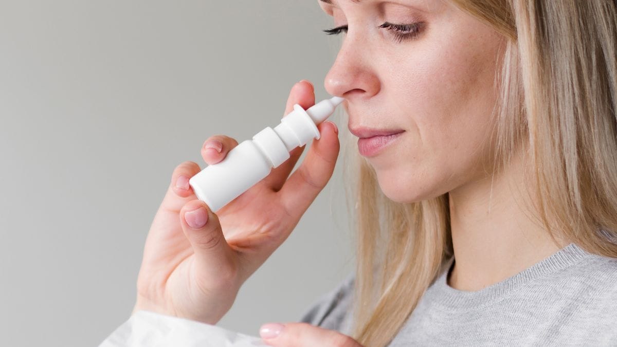 Mulher faz lavagem nasal com spray
