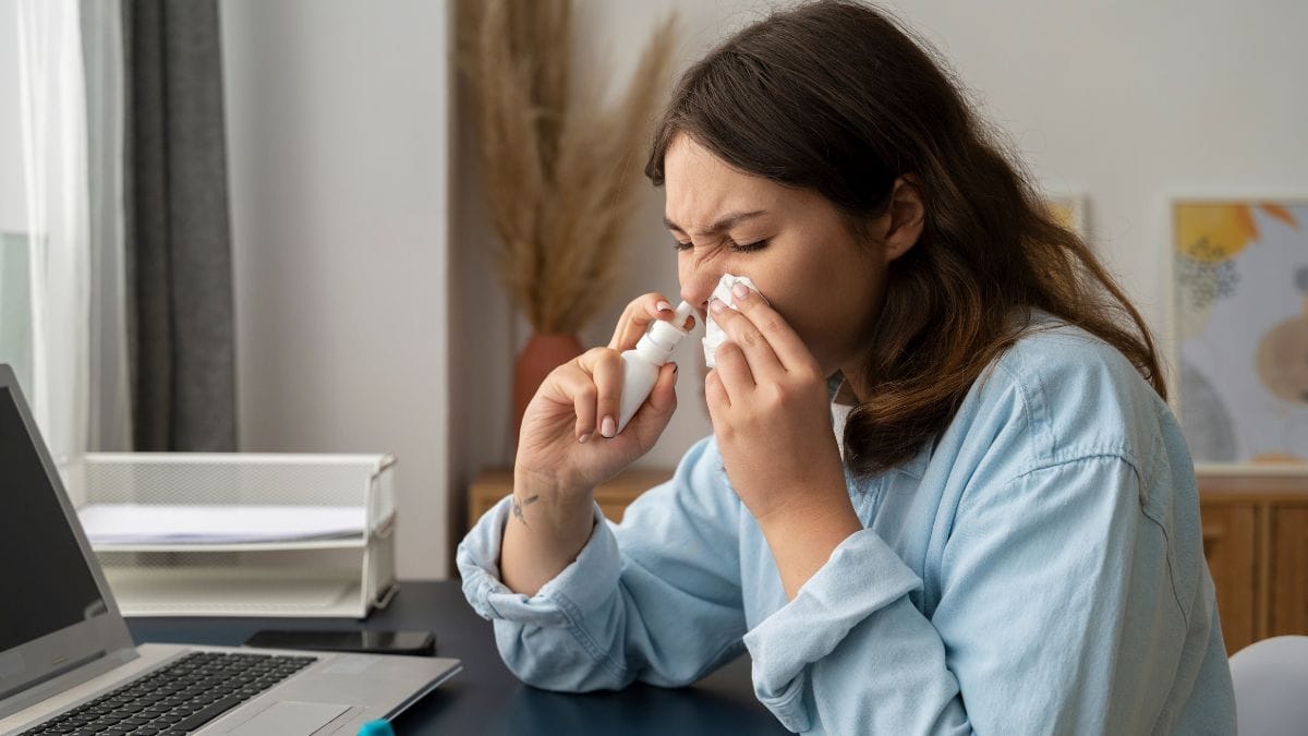 Mulher faz lavagem nasal com spray