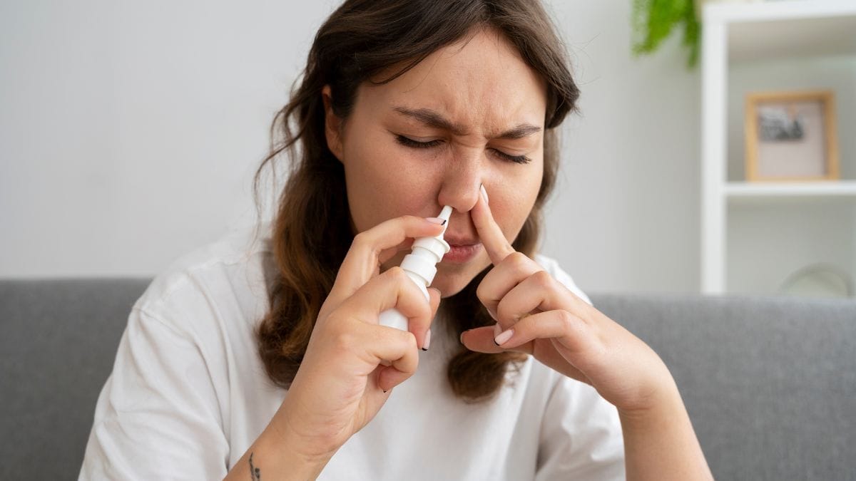 Mulher faz lavagem nasal com spray