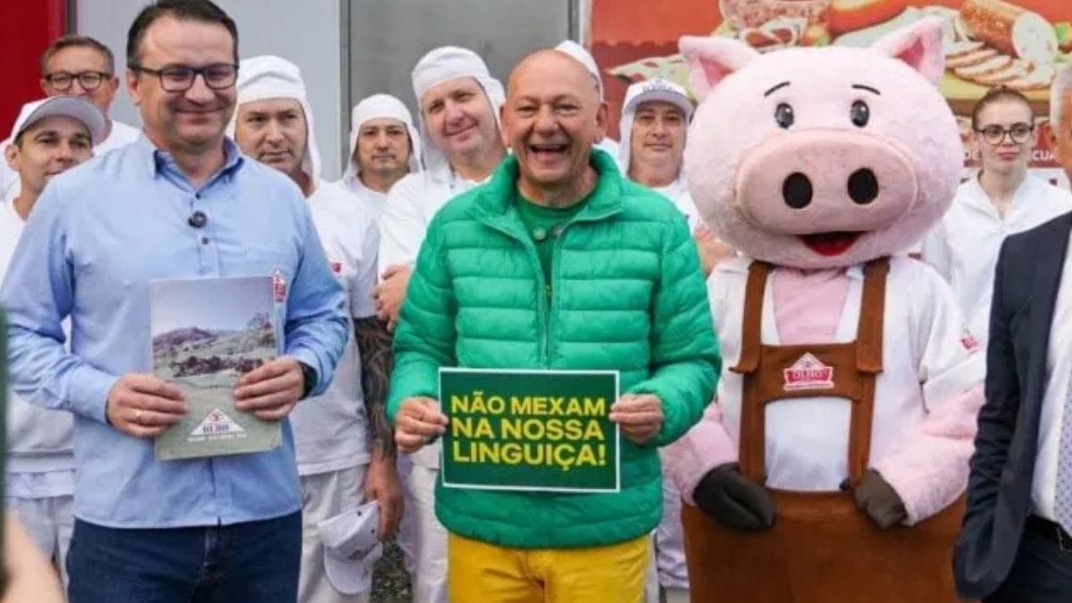 O empresário Luciano Hang visita fábrica de linguiças