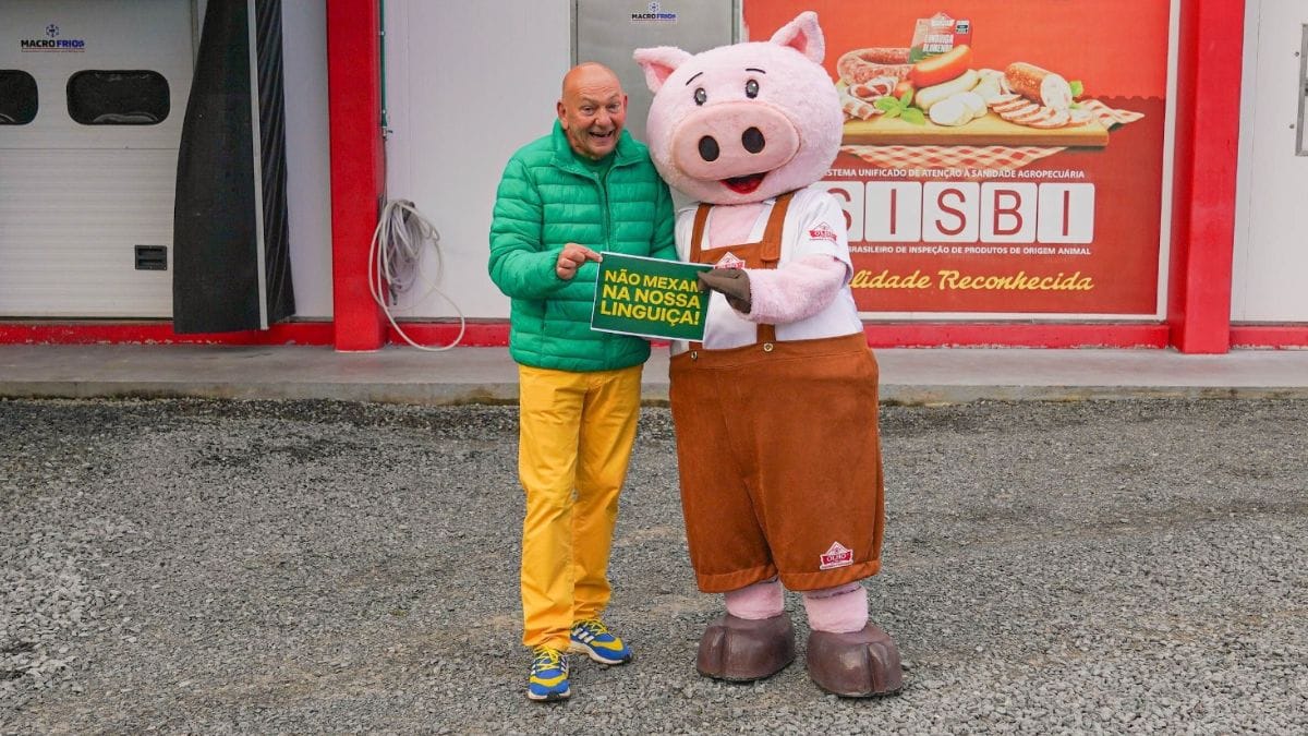 O empresário Luciano Hang visita fábrica de linguiças