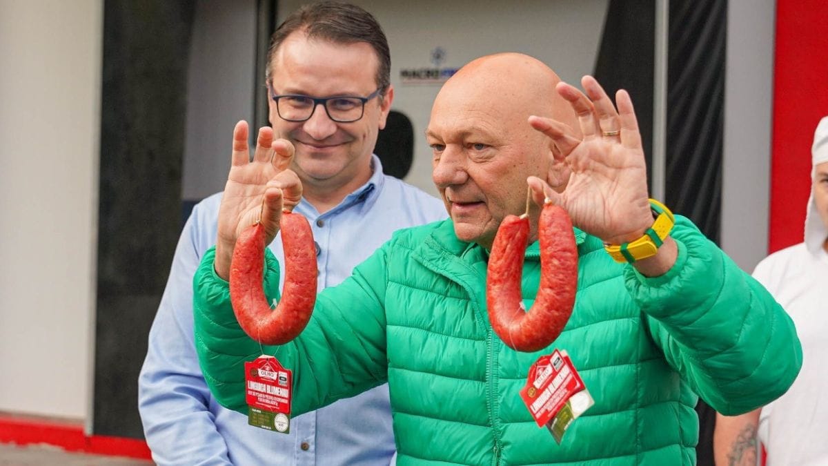 O empresário Luciano Hang visita fábrica de linguiças