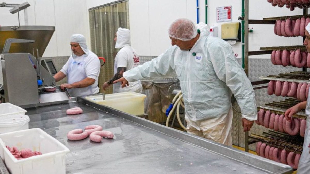 O empresário Luciano Hang visita fábrica de linguiças