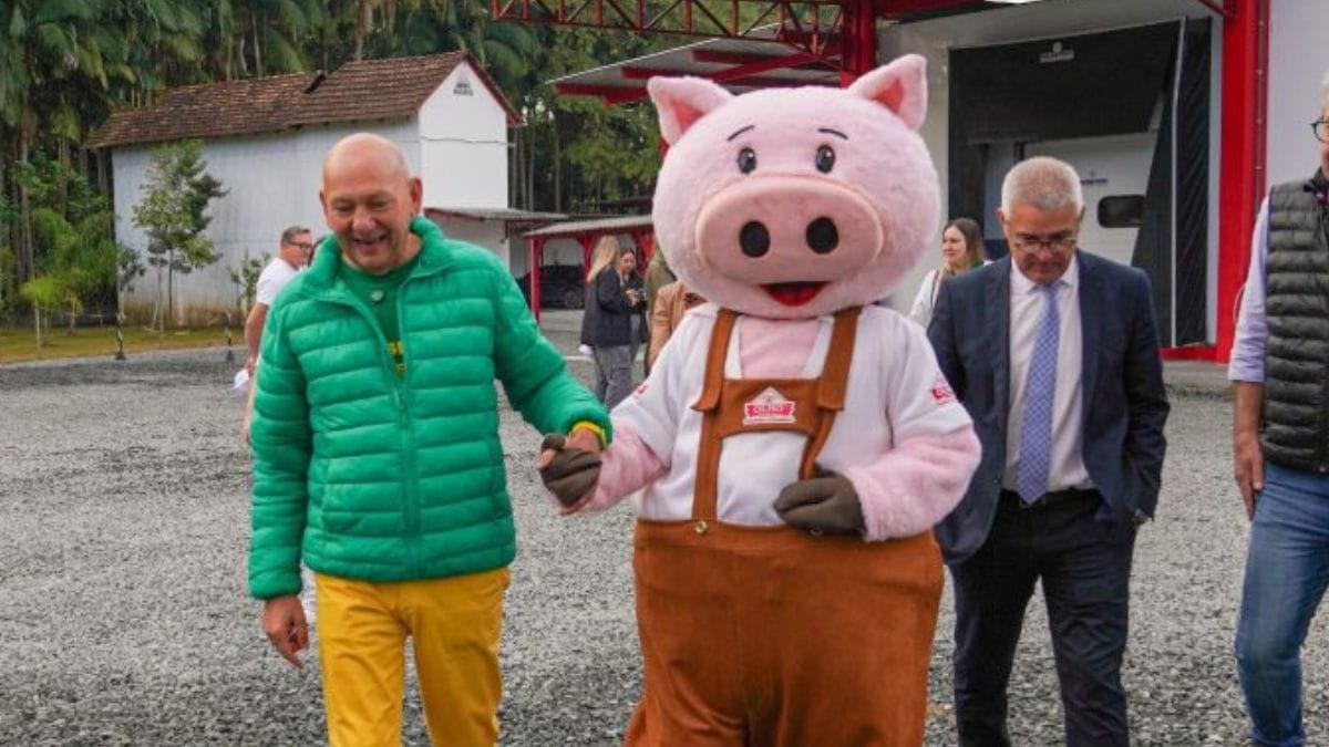 O empresário Luciano Hang visita fábrica de linguiças