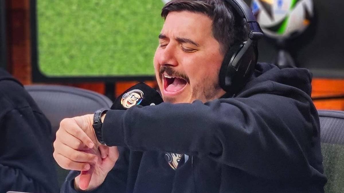 O narrador esportivo Luisinho durante transmissão da CazéTV