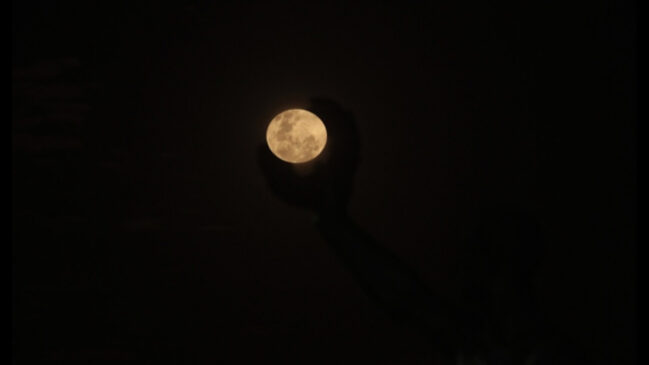 Lua cheia amarelada