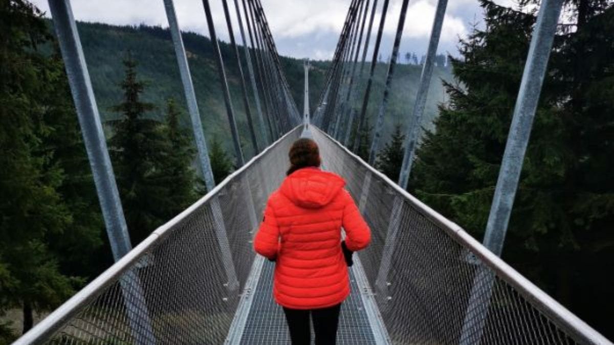 Vista aérea da maior ponte suspensa do mundo