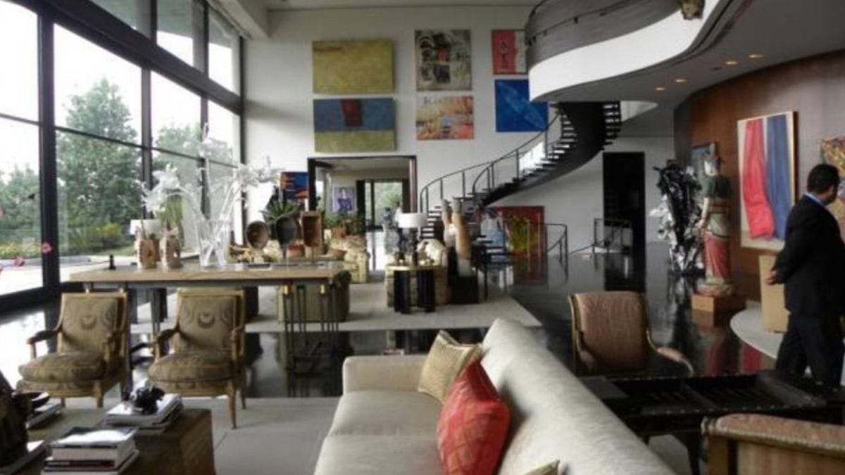 Mansão de ex-banqueiro vive cenário de abandono