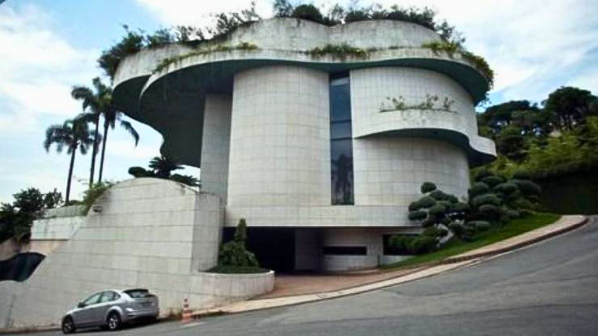 Mansão de ex-banqueiro vive cenário de abandono