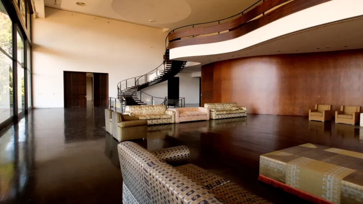 Mansão de ex-banqueiro vive cenário de abandono