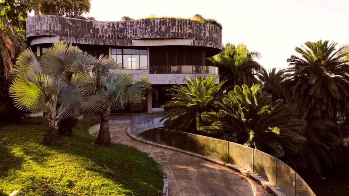 Mansão de ex-banqueiro vive cenário de abandono