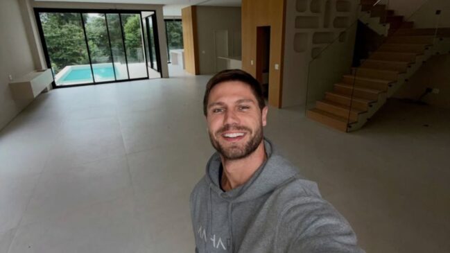 Jonas Sulzbach celebra fim das obras da mansão em Alphaville, em São Paulo