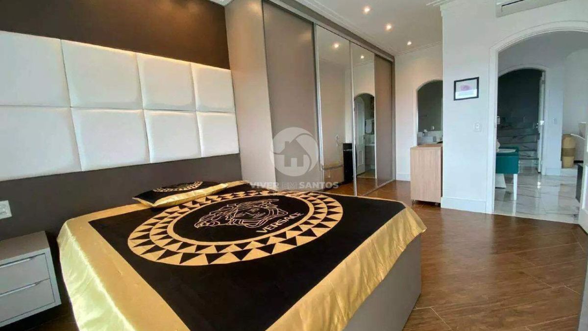 Área interna da mansão anunciada em imobiliária de Santos