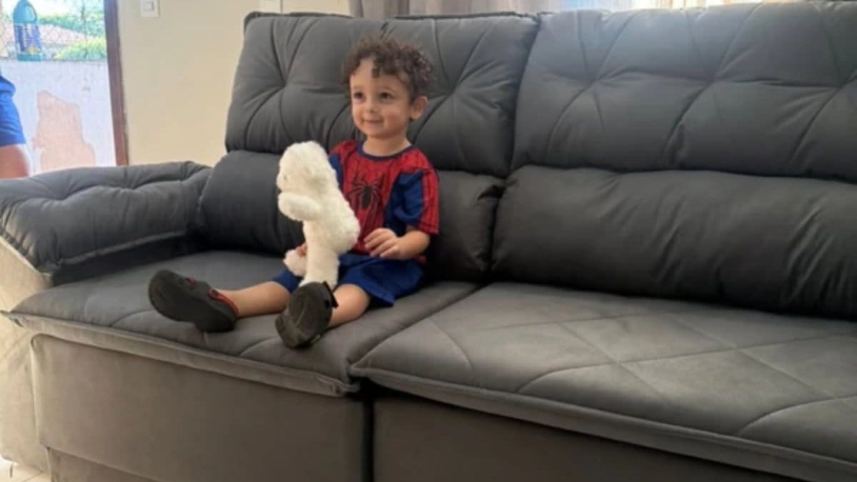 Criança acessa celular da família, finaliza compra online e parcela sofá de quase R$ 2 mil sem que os pais percebam até a entrega (Foto: Reprodução/Redes sociais)