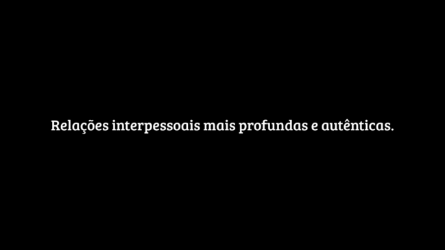 Fundo preto sólido com o texto centralizado em branco, escrito em fonte com serifa: "Relações interpessoais mais profundas e autênticas.