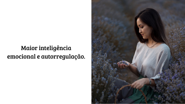 Foto de uma mulher asiática contemplativa colhendo lavanda em um campo roxo, com a frase ao lado: 'Maior inteligência emocional e autorregulação'. Um exemplo de como o autoconhecimento se traduz em equilíbrio.