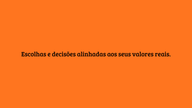 Frase sobre fundo laranja destacando a importância de fazer escolhas e decisões alinhadas aos seus valores reais como parte do processo de autoconhecimento.