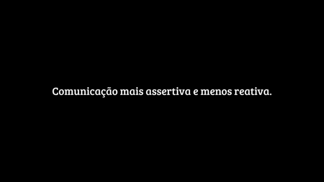 Frase em destaque sobre fundo preto: 'Comunicação mais assertiva e menos reativa', um pilar fundamental do desenvolvimento da maturidade emocional.