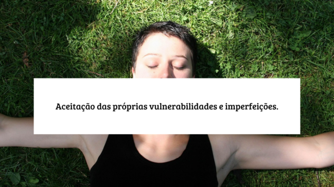 Pessoa relaxando na grama, com a frase em destaque: 'Aceitação das próprias vulnerabilidades e imperfeições', simbolizando o autoconhecimento e o amadurecimento emocional.