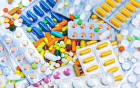 Vários medicamentos espalhados
