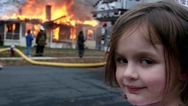 Meme de uma criança sorrindo na frente de um incêndio