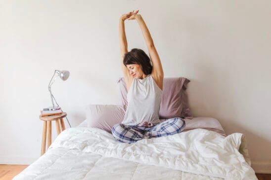 o reflexo natural de se esticar ao despertar é uma herança evolutiva que destrava as articulações e cega a sua coluna contra as tensões do dia/Magnific
