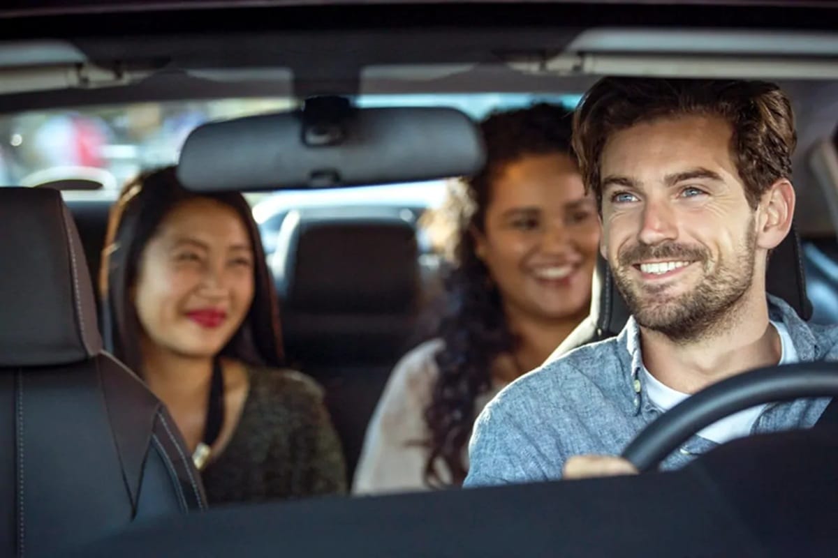 Motorista de Uber com passageiros