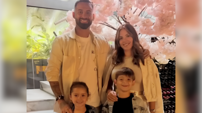 Família do jogador Lucas Trejo composto por sua esposa e dois filhos