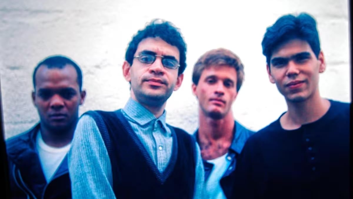 Renato Russo e membros da banda Legião Urbana posando juntos em um retrato clássico, simbolizando o legado e a importância da banda para a música brasileira.
