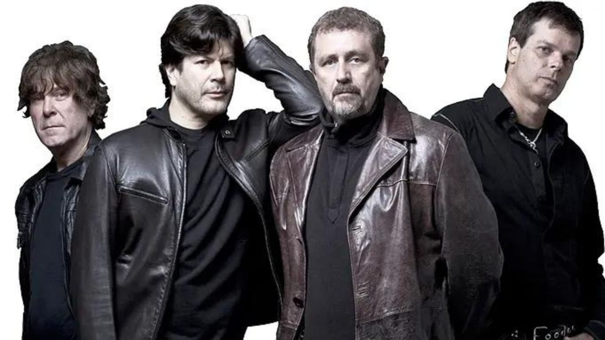 Foto promocional dos quatro integrantes da banda de rock brasileiro RPM, posando lado a lado contra um fundo branco, vestindo roupas escuras e jaquetas de couro.
