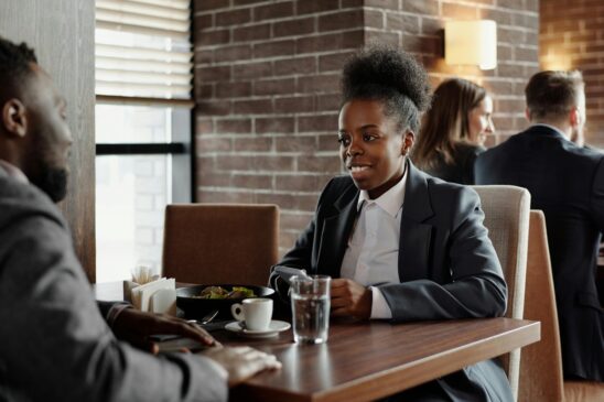 Colegas de trabalho na hora de almoço