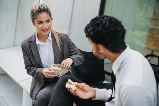 Colegas de trabalho almoçando durante a pausa de trabalho
