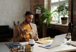 Homem almoçando no ambiente de trabalho