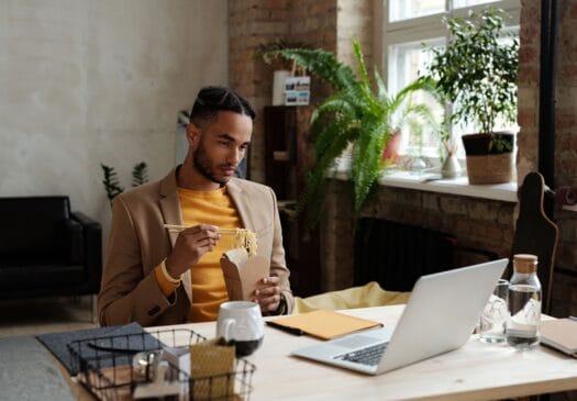 Homem almoçando no ambiente de trabalho