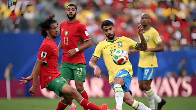 Jogadores do Brasil e Marrocos disputando a bola durante uma partida