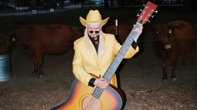 Cantor Oliver Tree com violão gigante na mão
