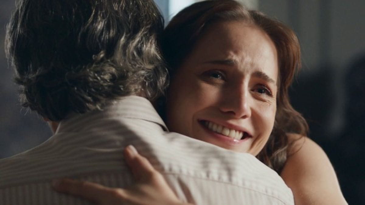 Os atores Leticia Colin e Tony Ramos se abraçam em cena emocionante da Globo