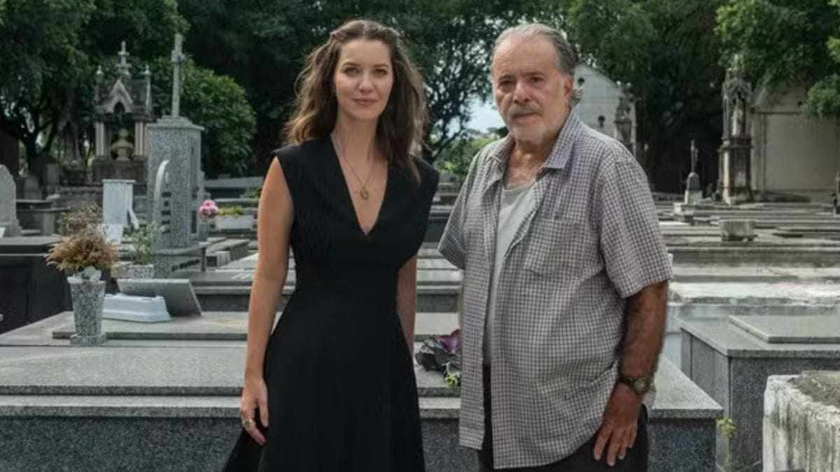 Os atores Tony Ramos e Nathalia Dill posam em cemitério para novela da Globo