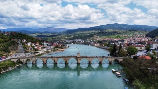 Fotografia aérea registrando a histórica ponte de pedra Mehmed Paša Sokolović cruzando o rio Drina em Višegrad